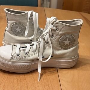Converse Women’s Chuck Taylor Cream High-Tops. Size 7